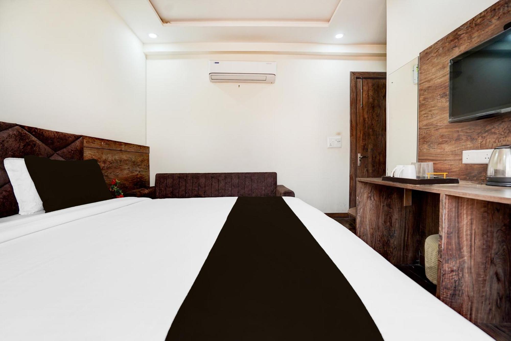 Super Townhouse Taj Nagri Basai Formerly Royal Empire Tajganj Экстерьер фото